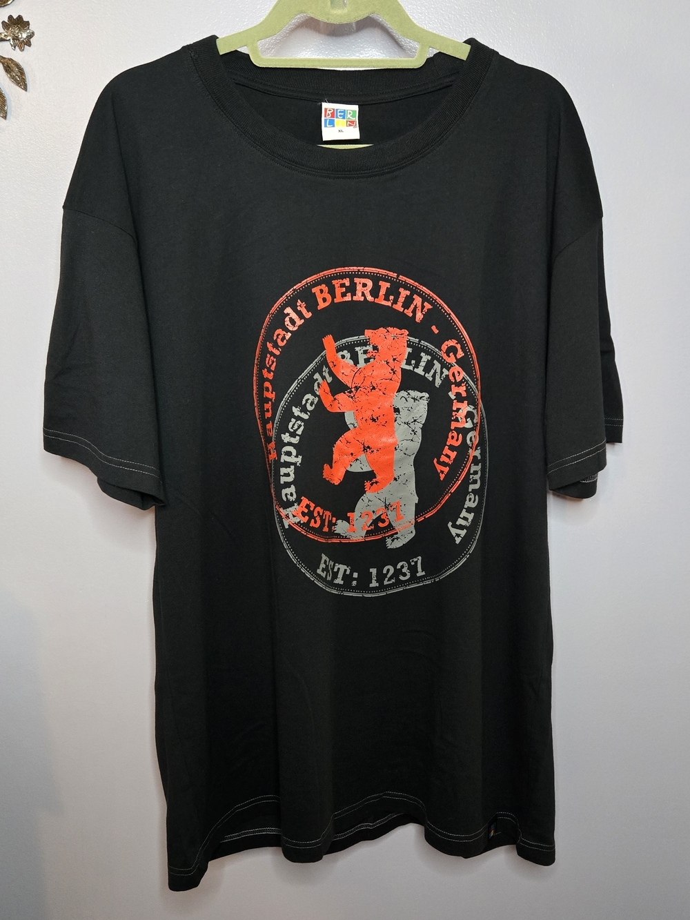 Black Hquptstadt Berlin Graphic Tee with Red Accent - Mens XL